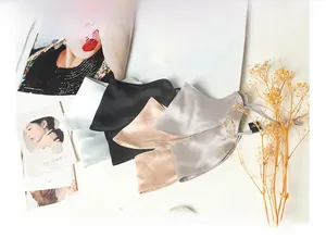Détail de masques de protection solaire en soie en quatre couleurs avec boucles réglables