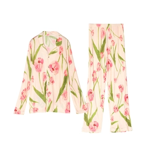 Pyjama long en soie pour femme avec imprimé tulipes roses élégant sur tissu satiné crème