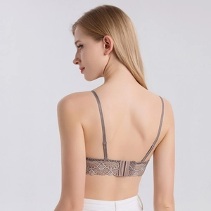 Soutien-gorge en soie à dentelle avec bretelles réglables et dos croisé en lavande doux