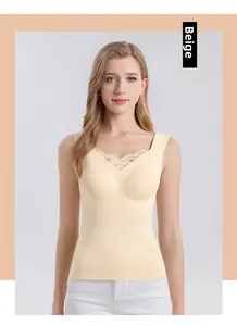 Détail du caraco beige en soie et cachemire avec col en V en dentelle sans couture