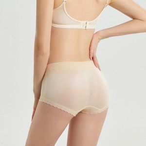 Culotte élégante en soie beige pour femme avec dentelle fine et design sans couture respirant