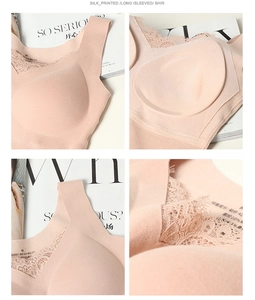 Vue détaillée du caraco thermique en soie rose avec col V dentelle et bonnets intégrés