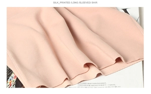 Vue macro du tissu en soie rose nude lisse et de la texture à manches longues du débardeur