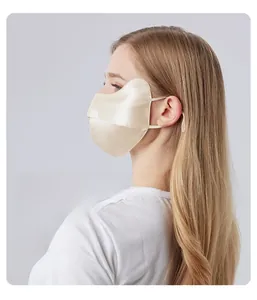 Détail du masque solaire en soie champagne montrant l'ouverture du nez et le satin lisse