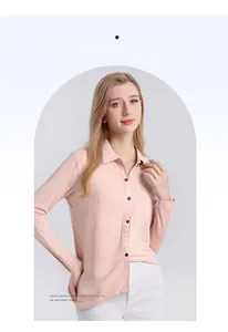Détail de la chemise en laine rose clair montrant la texture fine et les boutons noirs