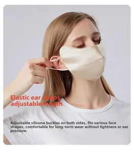 Détail du masque en soie champagne avec boucles d'oreilles réglables et silicone