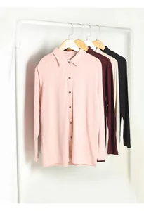 Détails de chemises en laine d'Australie fine en rose, bordeaux, crème et noir classiques