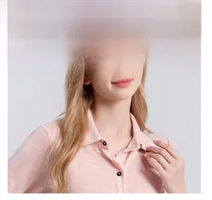 Détail du col d'une chemise rose en laine australienne avec boutons pour femmes