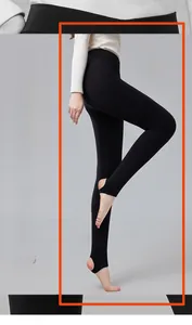 Detail der schwarzen Thermo-Leggings mit Steg und formgebender High-Waist-Passform