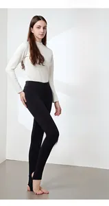 Detailansicht des hochelastischen Spandex-Gewebes der Thermo-Leggings für Damen