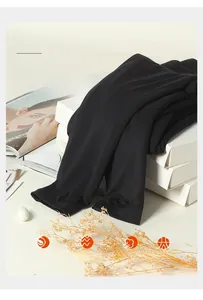 Detailansicht von Thermo-Leggings aus Seide für Damen mit Daumenloch und elastischer Struktur