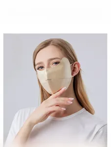 Gros plan détaillé du masque solaire en soie champagne protégeant les coins des yeux