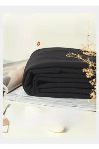 Detailansicht der dicken schwarzen Thermo-Seiden-Leggings mit elastischer Stoffstruktur