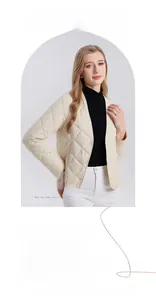 Makroaufnahme der Seidensteppjacke mit V-Ausschnitt, Rautenmuster und hochwertigen Nähten