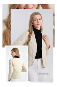 Detail der cremefarbenen Steppjacke mit V-Ausschnitt, Rautenmuster und Seidenfüllung