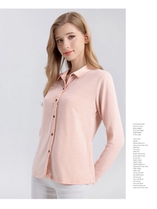 Détail d'un polo en laine d'Australie rose avec col à revers et boutons foncés