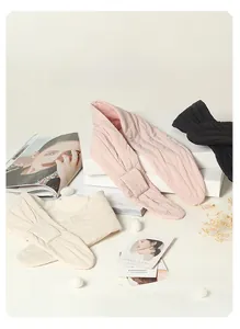 Detailansicht gesteppter Seidenschals in Rosa, Beige und Schwarz mit praktischem Steckverschluss