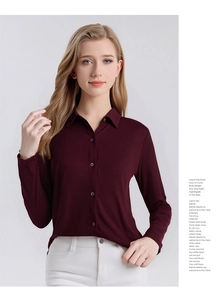 Détails de la texture en laine mérinos et boutons bordeaux de cette chemise femme