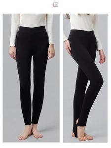 Detail der hoch taillierten Leggings mit V-Bund und Steg aus schwarzer Thermo-Seide