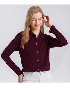 Détail d'une chemise en laine mérinos bordeaux avec des boutons blancs et un col à revers