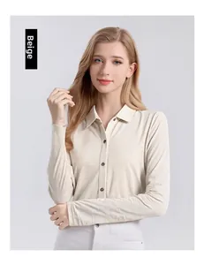 Détail d'une chemise beige en laine australienne à manches longues avec col polo classique