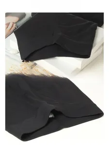 Detailansicht der schwarzen Seiden-Thermoleggings mit Flachnähten und feiner Strickstruktur