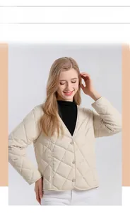 Detailansicht der cremefarbenen Steppjacke mit V-Ausschnitt und klassischen Rautenmustern