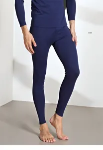 Dettaglio dei leggings termici in 100% lana superfine blu scuro da uomo indossati