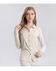 Détail rapproché de chemise beige en laine d'Australie avec boutons de qualité
