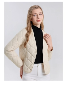 Detailaufnahme des Rautensteppmusters und Druckknopfverschlusses an der beigen Steppjacke