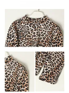 Détails du t-shirt en soie imprimé léopard montrant le col montant et les finitions