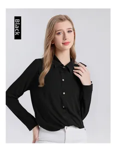 Gros plan détaillé de la chemise noire à manches longues en laine fine avec col à revers
