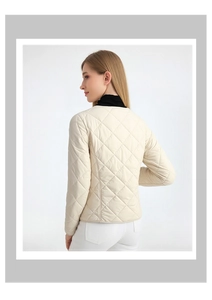 Rückansicht der cremefarbenen Damen-Steppjacke mit schmaler Passform und Rautenmuster