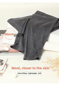 Dettaglio dei leggings termici in lana fine grigio scuro con trama a maglia morbida