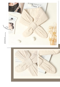 Detailansicht des beigen Seidenschals mit Überkreuz-Design und plissierter Textur