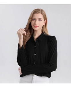 Détail de la texture fine de la chemise noire à manches longues en laine d'Australie