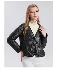 Detail der schwarzen Steppjacke mit V-Ausschnitt, Rautensteppung und praktischem Knopfverschluss