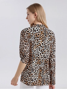 T-shirt femme en soie à imprimé léopard, manches longues et coupe ajustée, vue de dos