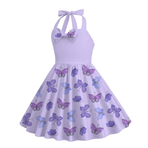 Dettaglio dell'abito da bambina con scollo all'americana, fiocco e farfalle viola