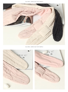 Detailansicht weicher gesteppter Seidenschals in Rosa, Beige und Schwarz Texturen