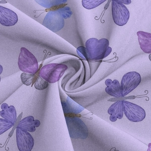 Vista dettagliata del tessuto lavanda con motivi a farfalla e trama a trama fitta morbida