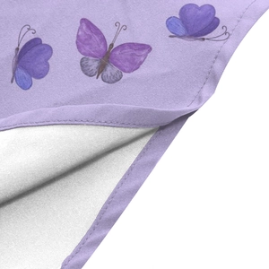 Vista macro dettagliata del tessuto con stampa a farfalla viola e cuciture piatte di qualità