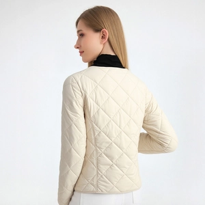 Damen V-Ausschnitt Steppjacke in Creme mit Seidenfüllung und elegantem Rautenmuster