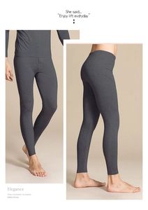 Vista dettagliata dei leggings termici da uomo grigio scuro in lana merino morbida