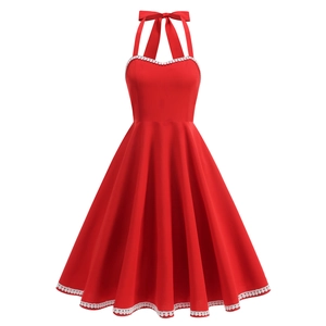 Détail de la robe rouge à licou avec un nœud décoratif et des bordures en dentelle