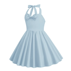 Dettaglio dell'abito halter azzurro per bambina con fiocco e gonna a pieghe a linea A