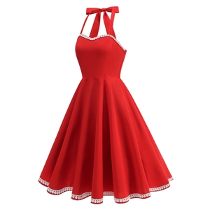 Détail de la robe licou rétro rouge avec dentelle blanche et décoration de nœud au col