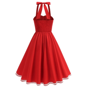 Vue détaillée du dos de la robe rouge vintage avec smocks et bordure en dentelle
