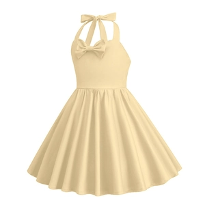 Dettaglio di un abito a lupetto vintage per bambina con fiocco e gonna a pieghe