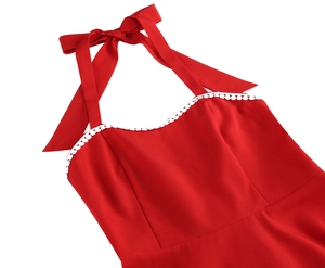 Détail de la robe licou rouge avec bordure ondulée blanche et gros nœud dans le dos